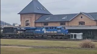 Conrail unit leads NS 126 into Bristol TNVA plus two fast trains in wood amp fort Blackmore VA [upl. by Nyrac]