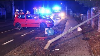 Kleinmachnow VWFahrer nietet Straßenlaterne um und landet auf dem Dach [upl. by Tamera665]