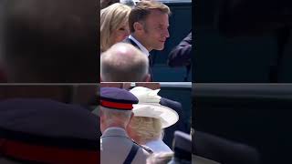 NORMANDÍA  Macron lanza un beso al aire a los reyes de Inglaterra en la celebración del Día D [upl. by Sabella583]