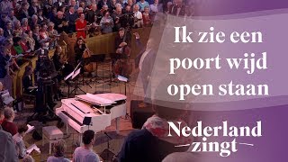 Ik zie een poort wijd open staan  Nederland Zingt [upl. by Ayaladnot]