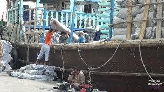 VAE Frachtschiffe am Dubai Creek خور دبي Chaur Dubayy DMG Ḫawr cargo ships along Dubai Creek [upl. by Larcher]