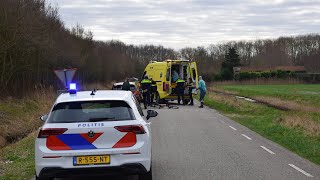 Wielrenner ernstig gewond bij botsing tegen auto [upl. by Hashim]