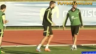 Aficionados insultan a Piqué durante el entrenamiento de España  2014 [upl. by Eulau]