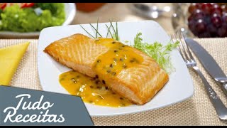 Salmão ao molho de maracujá  simples e elegante [upl. by Ennovyahs]