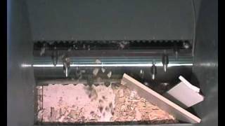 Zerkleinerung von Spanplatten  Shredding of chipboards [upl. by Aimek]