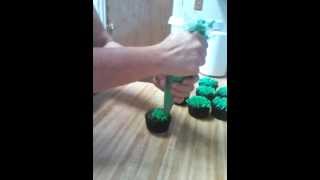 How to make frosting clovers on cupcakes [upl. by Infeld821]