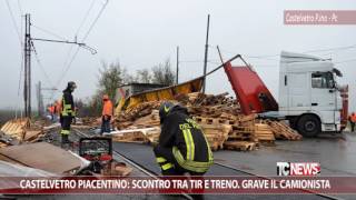 Castelvetro Piacentino scontro tra tir e treno grave il camionista [upl. by Anwahsad628]