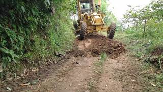 MAQUINARIA PESADA🚜trabajando cunetiando carreteras 🌄 MOTONIVELADORA Caterpillar 120 K motor grader [upl. by Anaiq]