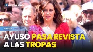 Ayuso pasa revista a las tropas entre vítores de los madrileños asistentes [upl. by Raseda207]