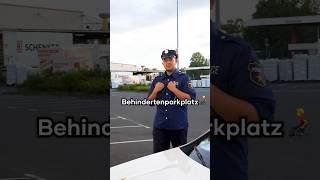 Mit fremdem Ausweis auf‘m Behindertenparkplatz 🅿️👩‍🦼STRAFTAT👮‍♂️polizei auto parken recht [upl. by Anneehs303]