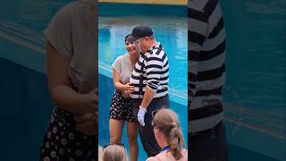 O mímico Tom ficou olhando a mão dela na barriga dele 😲😮😂🤣tomthemime seaworldmime seaworldorlando [upl. by Benedetto]