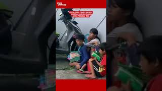 Respect satpol PP ini sengaja berpurapura tak melihat karena merasa kasihan pada anak penjual tisu [upl. by Egedan]