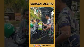 BAPAK TNI Baik ini Samperin Ojol Yang Termenung dan Beri Sedikit Sembako [upl. by Adolphus140]