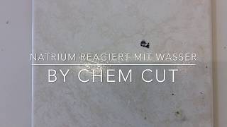 Natrium reagiert mit Wasser [upl. by Nnairam]