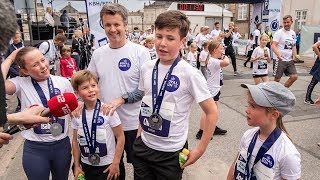 Royal Run 2019 Prins Christian og hans søskende fik kram og medaljer [upl. by Merwin]