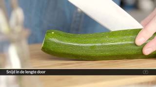 How To  Zo snijd je courgette [upl. by Ilujna]