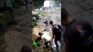 cascada El Hollín en Napo el caudal creció repentinamente y arrastró a varias personas [upl. by Tol296]