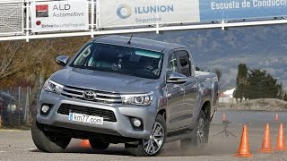 Toyota Hilux Doble Cab 24 150D 4x4 Aut 2016  Maniobra de esquiva moose test y eslalon  km77com [upl. by Kaylyn]