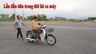 Mua xe máy mới cho chị Nườn đi mua sắt vụn mưu sinh  Lần đầu tiên trong đời chị được lái xe máy [upl. by Denni]