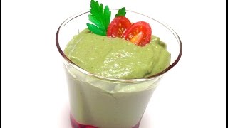 Comment Faire un Smoothie Vert au Kale et à lAvocat [upl. by Kcirb]