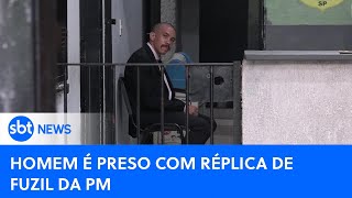 Homem é preso com réplica de fuzil da Polícia Militar  SBTNewsnaTV 020724 [upl. by Eniarral]