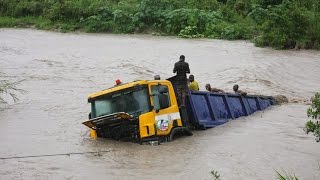 LIVE Mvua Yasababisha Mafuriko Makubwa Dar Mmoja Afariki Jangwani [upl. by Anialahs]