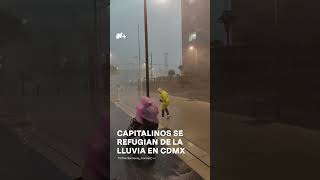 Capitalinos se refugian de la lluvia en CDMX nmas cdmx shorts [upl. by Leval]