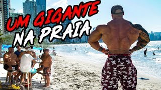 REAÇÃO DAS PESSOAS AO VEREM ESSE GIGANTE NA PRAIA  FABIO GIGA [upl. by Annairt]