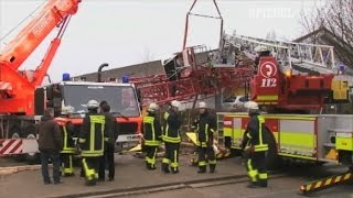 Bad Homburg Baukran stürzt auf Supermarkt  DER SPIEGEL [upl. by Arvie]