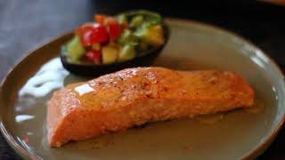 Warm gerookte zalm met avocado salsa [upl. by Neerol599]