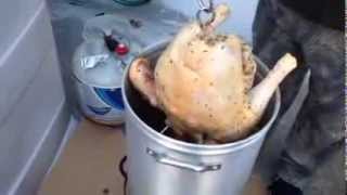 Pavo frito 2 Frying turkey [upl. by Hanikehs]