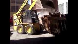 DEMOLICION PAVIMENTO PARKINGCON MINIEXCAVADORA GEHL [upl. by Novihs]