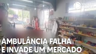 Ambulância tem falha técnica e invade um mercado [upl. by Ekul]