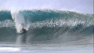 Surf Billabong Pipe Masters 2011 gros wipeouts pour le premier jour [upl. by Anavahs]