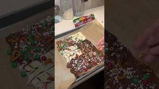 Christmas Chocolate Bark 🎄🍫 holidaybark christmasbark christmasdesert christmasbaking [upl. by Poore]