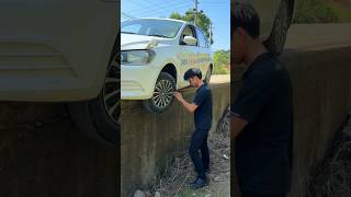 When the car wheel accidentally falls off a road bump a technique how to save yourself quickly [upl. by Nehtanhoj504]