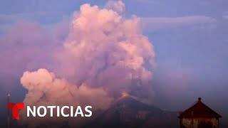 Entra en erupción el Volcán del Fuego el más activo de Centroamérica  Noticias Telemundo [upl. by Ednil]