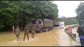 Lori Ais Batu Tersekat Dalam Banjir  Trak skar Tolong Tarik [upl. by Selimah]