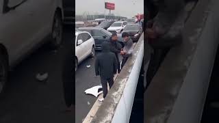 Impactante choque involucró a más de 100 vehículos en una carretera en China [upl. by Enrique401]