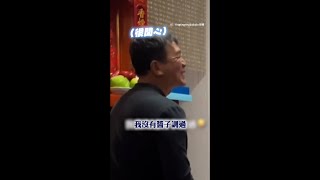 爸聲控電視調音量超得意！ 轉頭見女兒偷按遙控器XD Shorts funnyvideos [upl. by Fern]