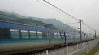 飛馳中的機場快線列車 An Airport Express train running at high speed [upl. by Nappie]