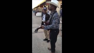 AFROAMERICANO CANTANDO CORRIDO [upl. by Cooper28]