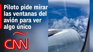 Piloto pide a pasajeros mirar las ventanas del avión para ver el lanzamiento de un cohete al espacio [upl. by Nahbois]