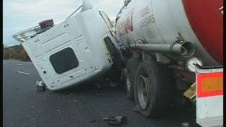 Un camion citerne sécrase sur lautoroute Gard [upl. by Arodasi]