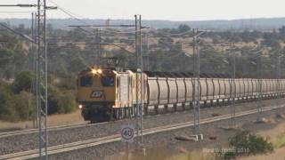 Trains in Australia  10600 tonnes with QR electric locos [upl. by Samson184]