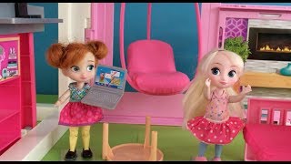 Laptop Elsa and Anna Dolls Playing Frozen Toddlers have Play time accident  Anna makes Pizza [upl. by Amitaf]