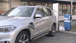 The BMW X5 xDrive 40e Process of charging  AutoMotoTV [upl. by Toiboid]