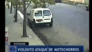 Motochorros asaltaron a una joven en Avellaneda Telefe Noticias [upl. by Neelrahc]