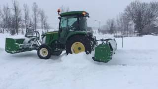 4066R déneigement frontal en action [upl. by Artenal762]