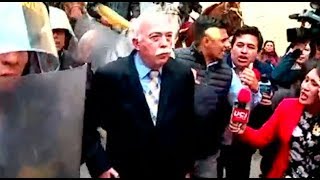 Carlos Tubino fue agredido tras querer ingresar al Congreso [upl. by Eniarol]